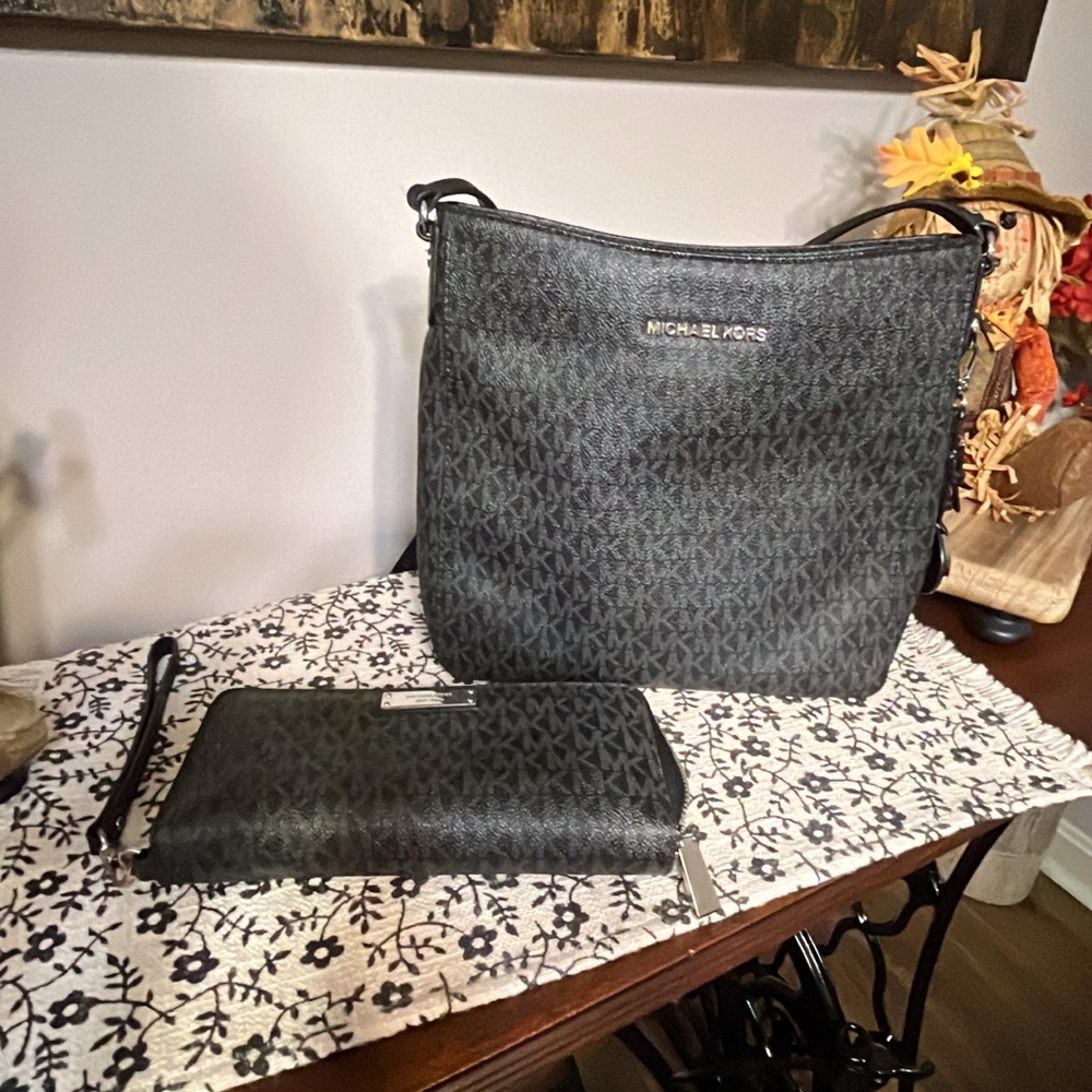 Michael Kors LG Black Messenger Crossbody Bag with Matching Zipper Wallet